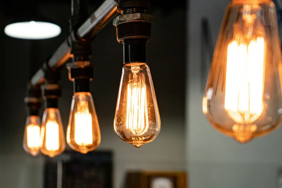 Gloeilampen aan een buis, met warm licht
